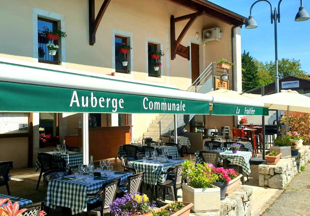 Façade de l'Auberge La Fruitière à Péron